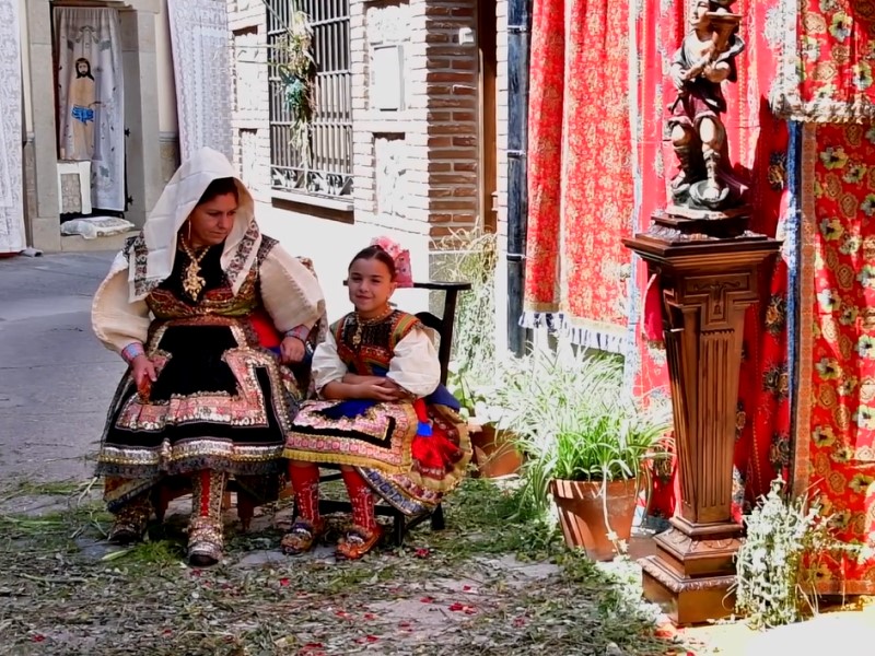60 días después del Domingo de Resurrección, en el año 1590 se celebró la primera procesión del Corpus en la localidad toledana de Lagartera. Desde entonces se sigue celebrando y utilizando los mismos recorridos por el pueblo. Destaca ante todo la presencia de la singular artesanía lagarterana, tanto en lo que a los vestidos se refiere como a las puertas y altares que están decorados con gran virtuosismo. Corpus Christi - Lagartera